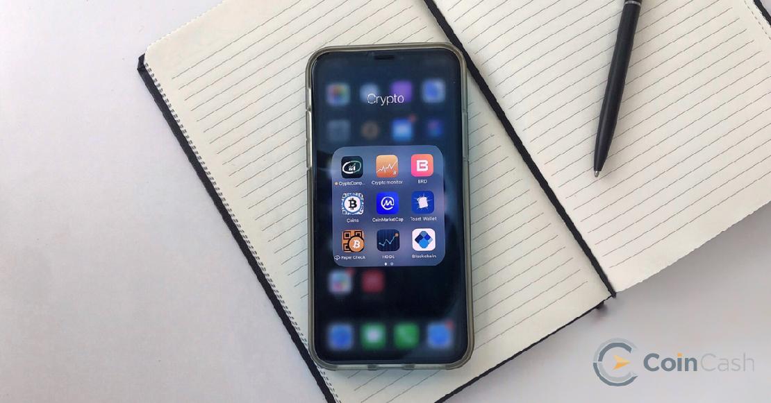Coinmarketcap applikáció egy telefon képernyőjén.